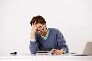 Seorang lelaki yang terlihat kelelahan bekerja karena burnout