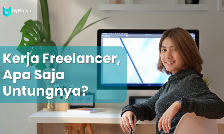 Seorang wanita yang tersenyum dan tampak sedang bekerja di rumah sebagai freelancer